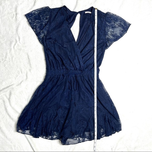 Francesca’s Navy Lace Shabby Chic Flutter Sleeve Keyhole Romper Size Small - Picture 9 of 16